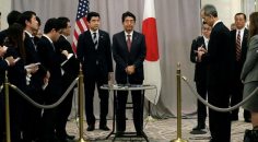 Japonya Başbakanı, Trump ile görüşen ilk yabancı lider oldu