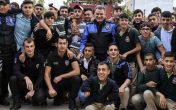 Polis operasyonu tamamlayıp öğrencilerle futbol oynadı